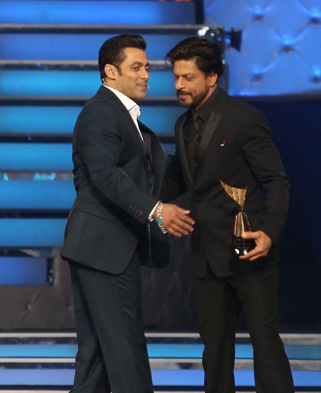 Salman Khan And Shah Rukh Khan Hug At The Star Guild Awards Masala 